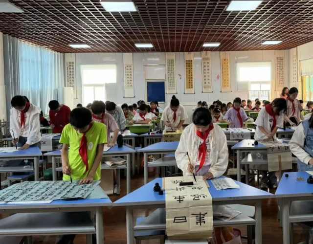 校园80%的学生参加了课后服务开设了十多种特色活动课程 校园80%的学生参加了课后服务开设了十多种特色活动课程