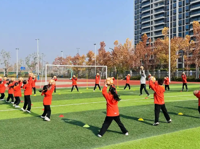 同时挖掘有爱好有潜力的孩子加入社团和校正接受拔高练习 同时挖掘有爱好有潜力的孩子加入社团和校正接受拔高练习